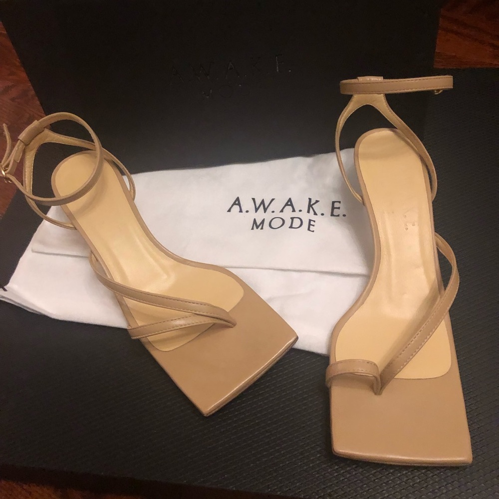 NWT A.W.A.K.E. Mode nude leather kitten sandals 6